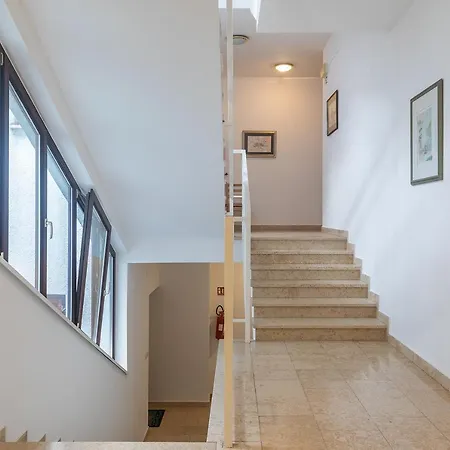 Little Gallery **** Apartman